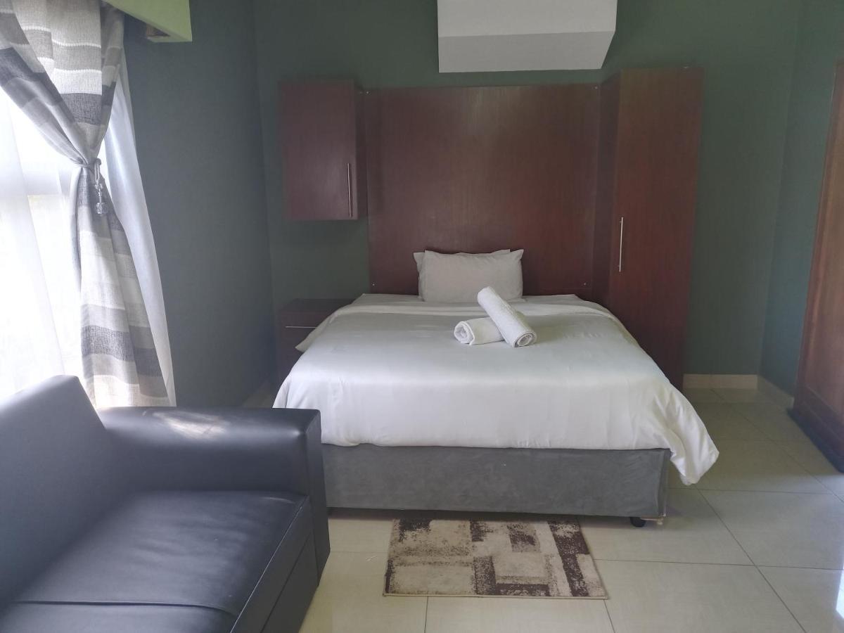 Wise Bird Guest House Roodepoort Extérieur photo